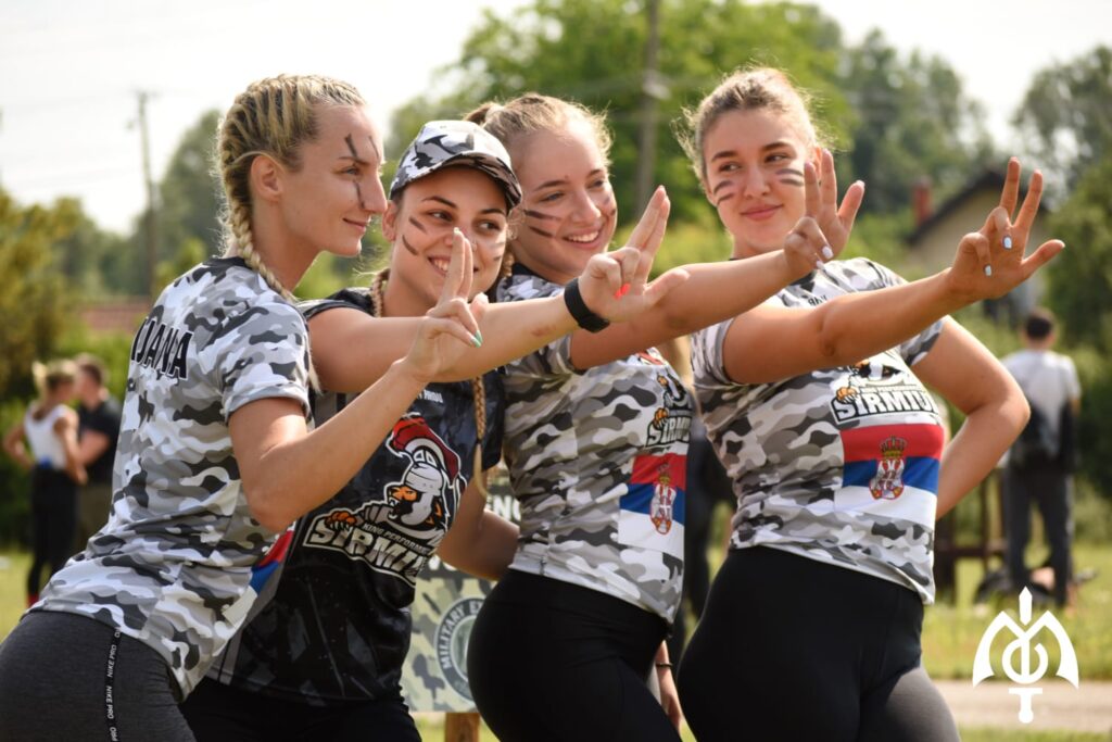 četiri devojke proslavljaju uspešan team building, team building za praznike