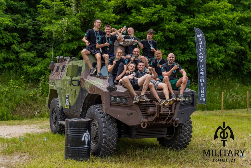grupa ljudi na team buildingu u prirodi sedi zajedno na tenku