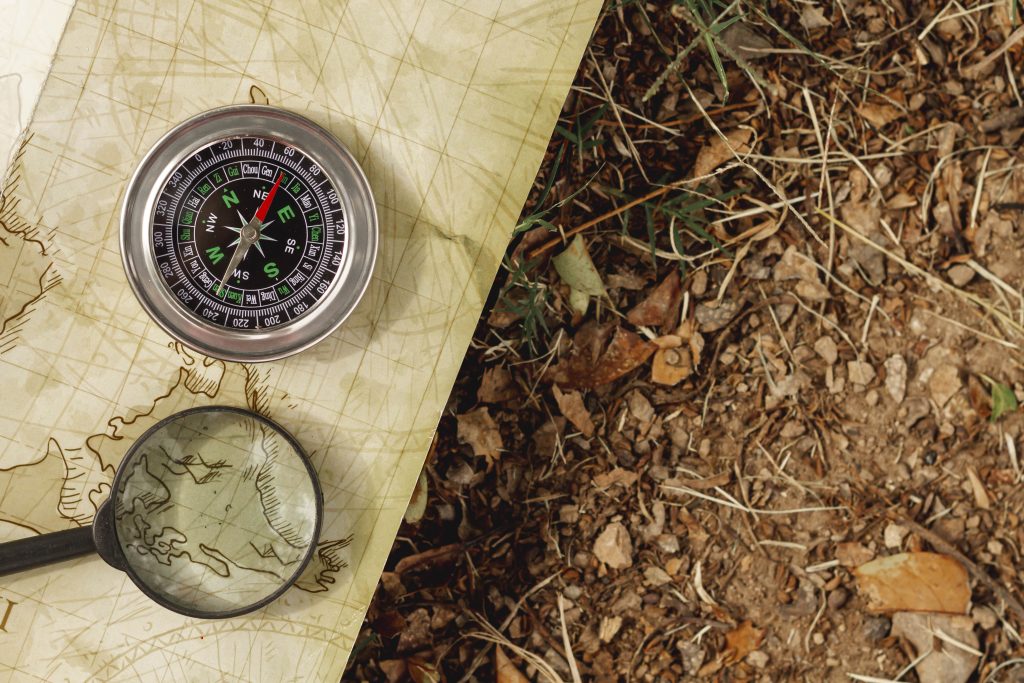 oprema za preživljavanje u prirodi, kompas, mapa i lupa
