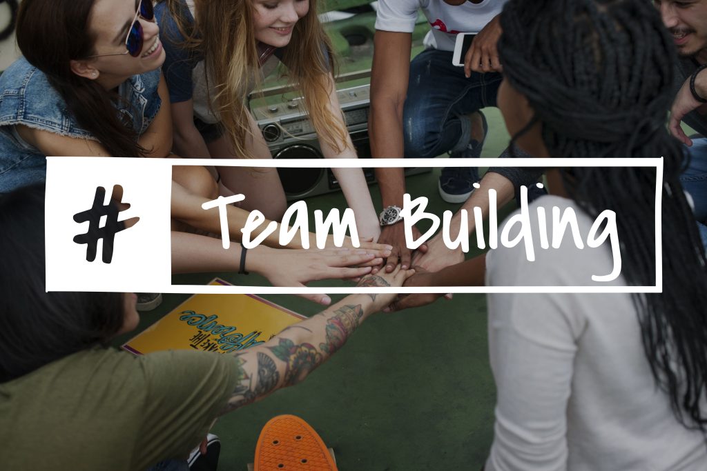 kolege sede u krugu i pripremaju se za vojno-inspirisani team building