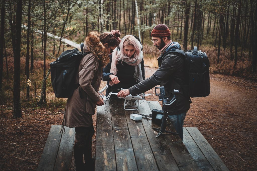 survival scenariji za timove, troje kolega raspodeljuju zadatke