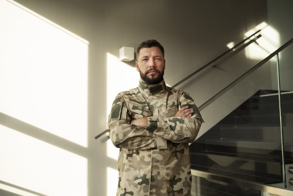 vojnik stoji i gleda direktno u kameru, saveti i tehnike za pripremu
