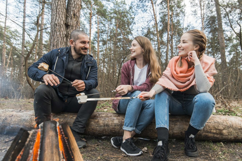 troje kolega razgovaraju i odmaraju nakon obavljenog team buildinga
