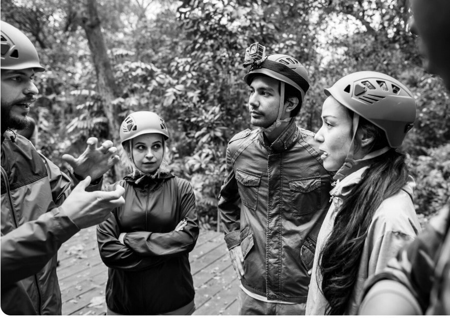 dva muškarca i dve žene razgovaraju na team buildingu