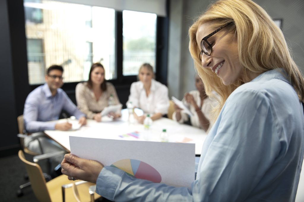 Refleksija iza misije, HR radi debriefing nakon team building-a
