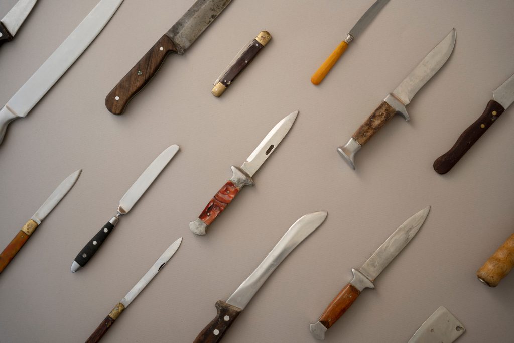 survival nož, noževi na sivoj pozadini
