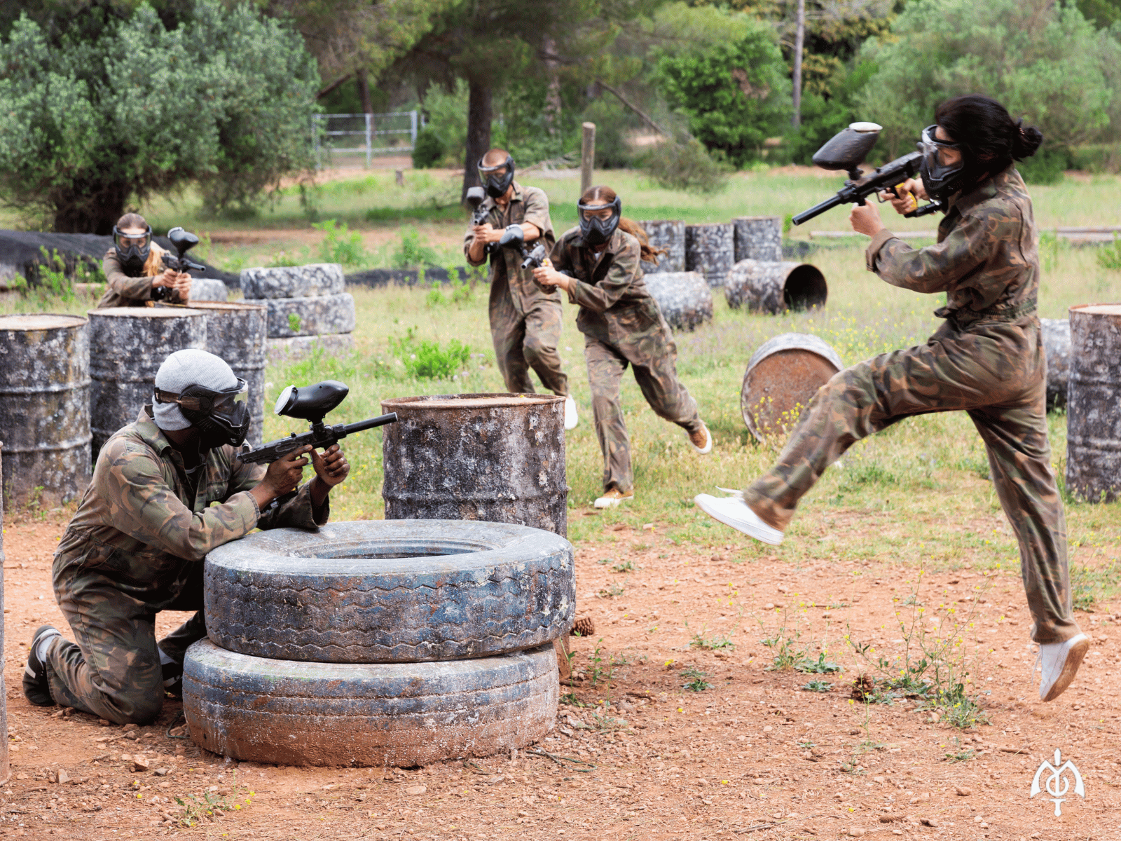 adrenalinski pokloni, grupa prijatelja igra paintball