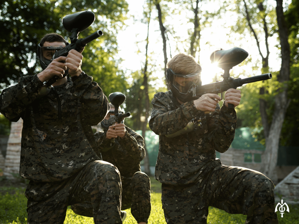 Adrenalinski pokloni: 7 ideja za poklon koji se pamti 1 tri prijatelja u opremi za paintball idu kroz šumu, adrenalinski pokloni